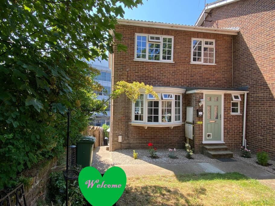 Апартаменты Redhill Town Centre 3 Bed House Near Gatwick Airport, Easy Commute To London Экстерьер фото