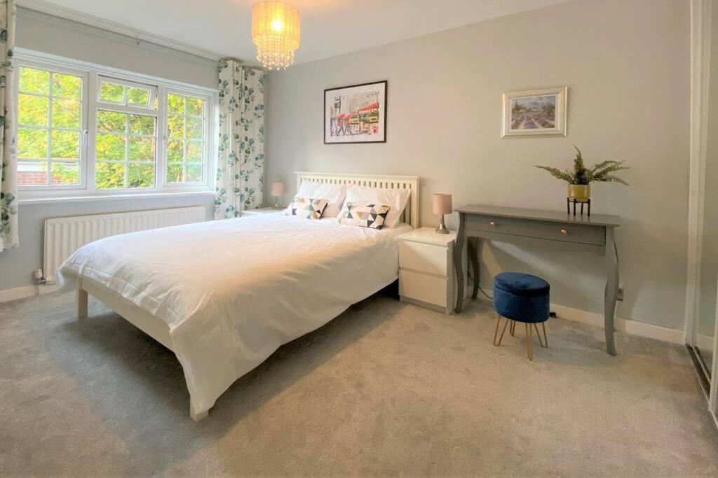 Апартаменты Redhill Town Centre 3 Bed House Near Gatwick Airport, Easy Commute To London Экстерьер фото