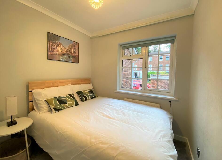 Апартаменты Redhill Town Centre 3 Bed House Near Gatwick Airport, Easy Commute To London Экстерьер фото