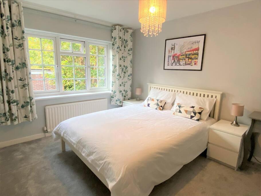Апартаменты Redhill Town Centre 3 Bed House Near Gatwick Airport, Easy Commute To London Экстерьер фото