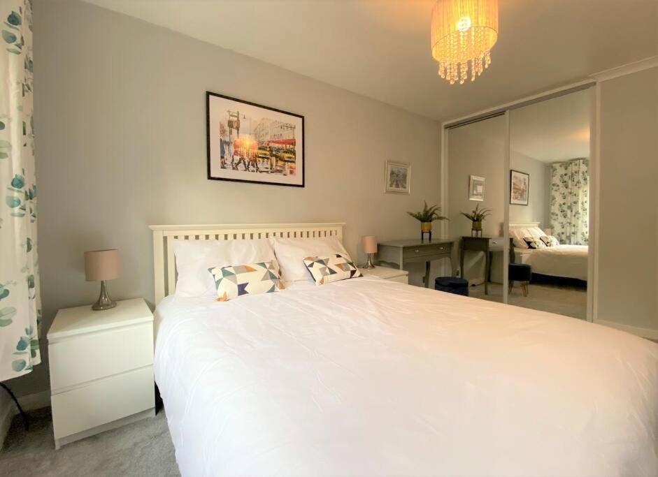Апартаменты Redhill Town Centre 3 Bed House Near Gatwick Airport, Easy Commute To London Экстерьер фото