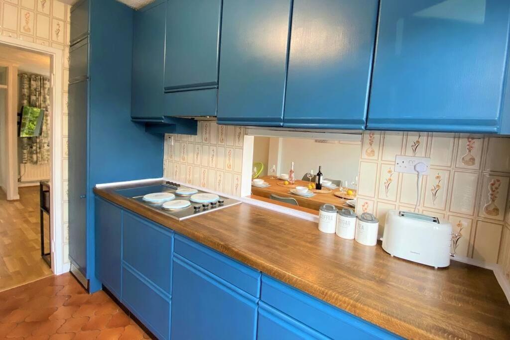 Апартаменты Redhill Town Centre 3 Bed House Near Gatwick Airport, Easy Commute To London Экстерьер фото