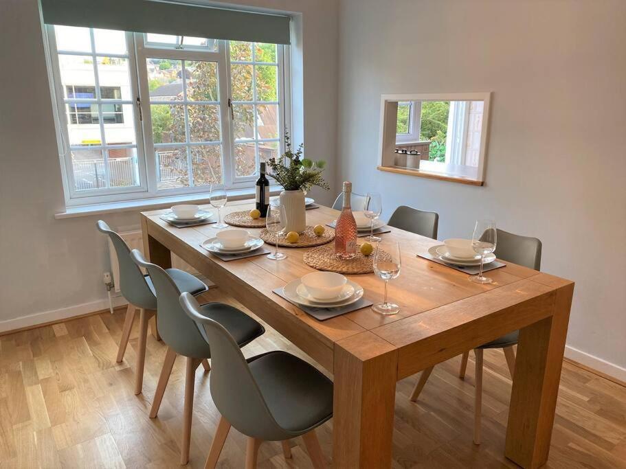 Апартаменты Redhill Town Centre 3 Bed House Near Gatwick Airport, Easy Commute To London Экстерьер фото