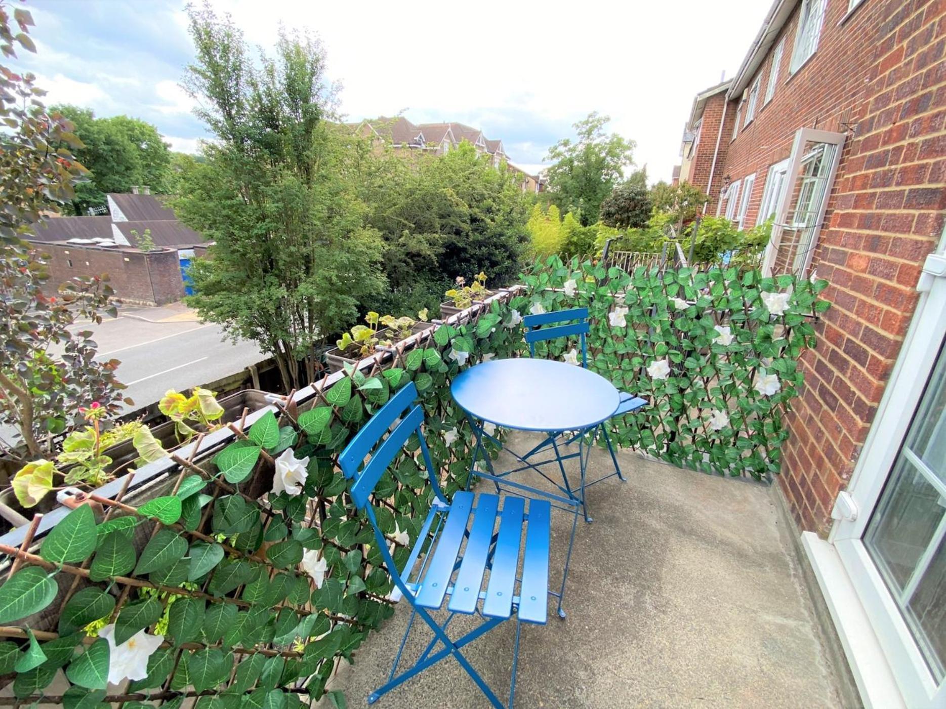 Апартаменты Redhill Town Centre 3 Bed House Near Gatwick Airport, Easy Commute To London Экстерьер фото